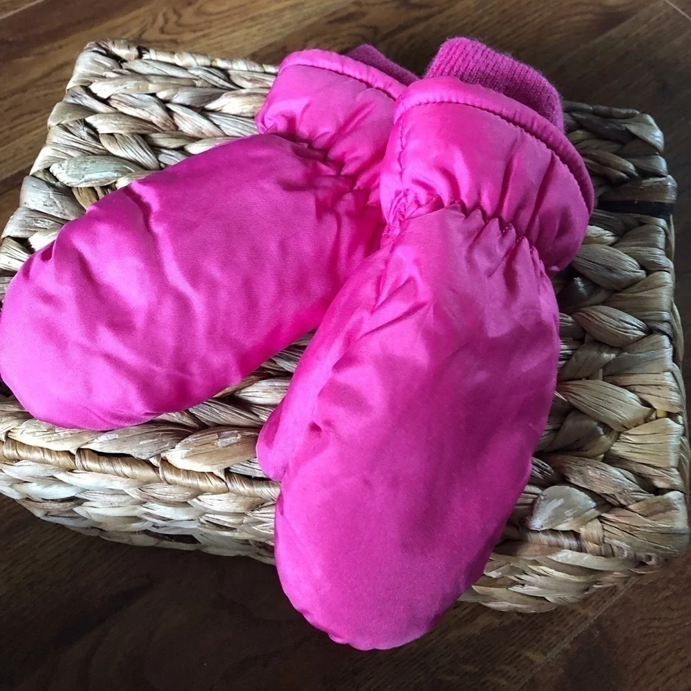 Wonder Nation girl’s pink winter mittens in OSFM